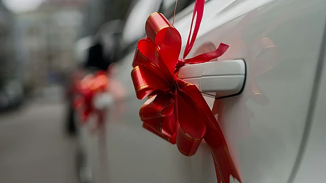 Auto verschenken oder verkaufen in Österreich? Gesetze & Kosten